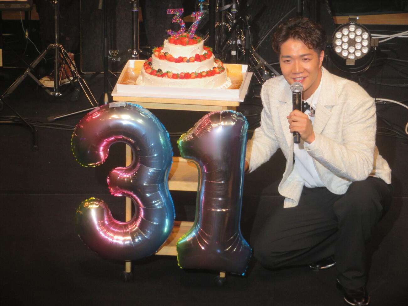 31歳のバースデーケーキを披露する中澤卓也（撮影・川田和博）