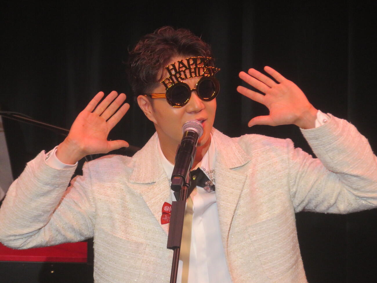 「HAPPY BIRTHDAY」サングラスでおどける中澤卓也（撮影・川田和博）