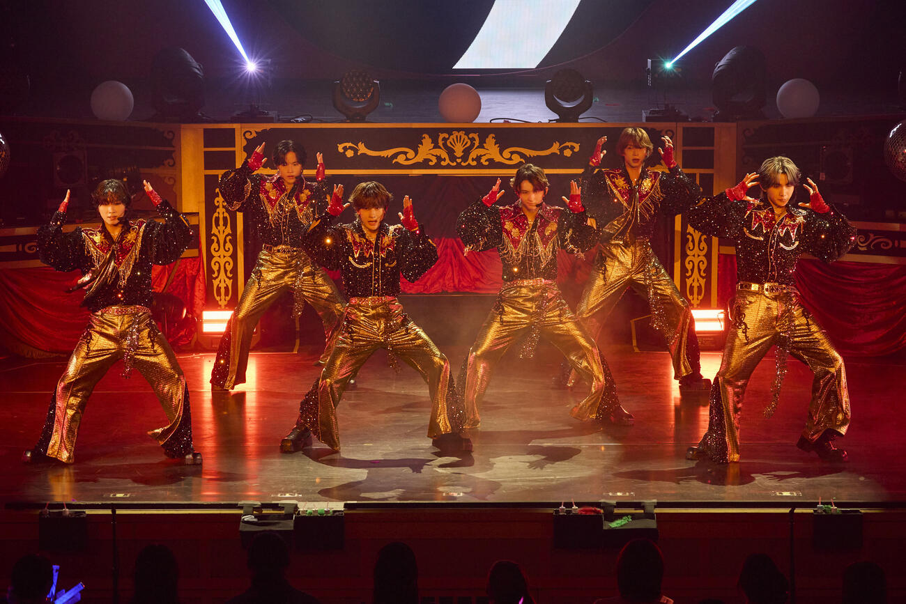 ツアー愛知公演で新曲「愛のダバダ」を披露したLienel。左から森田璃空、武田創世、芳賀柊斗、高岡ミロ、近藤駿太、高桑真之