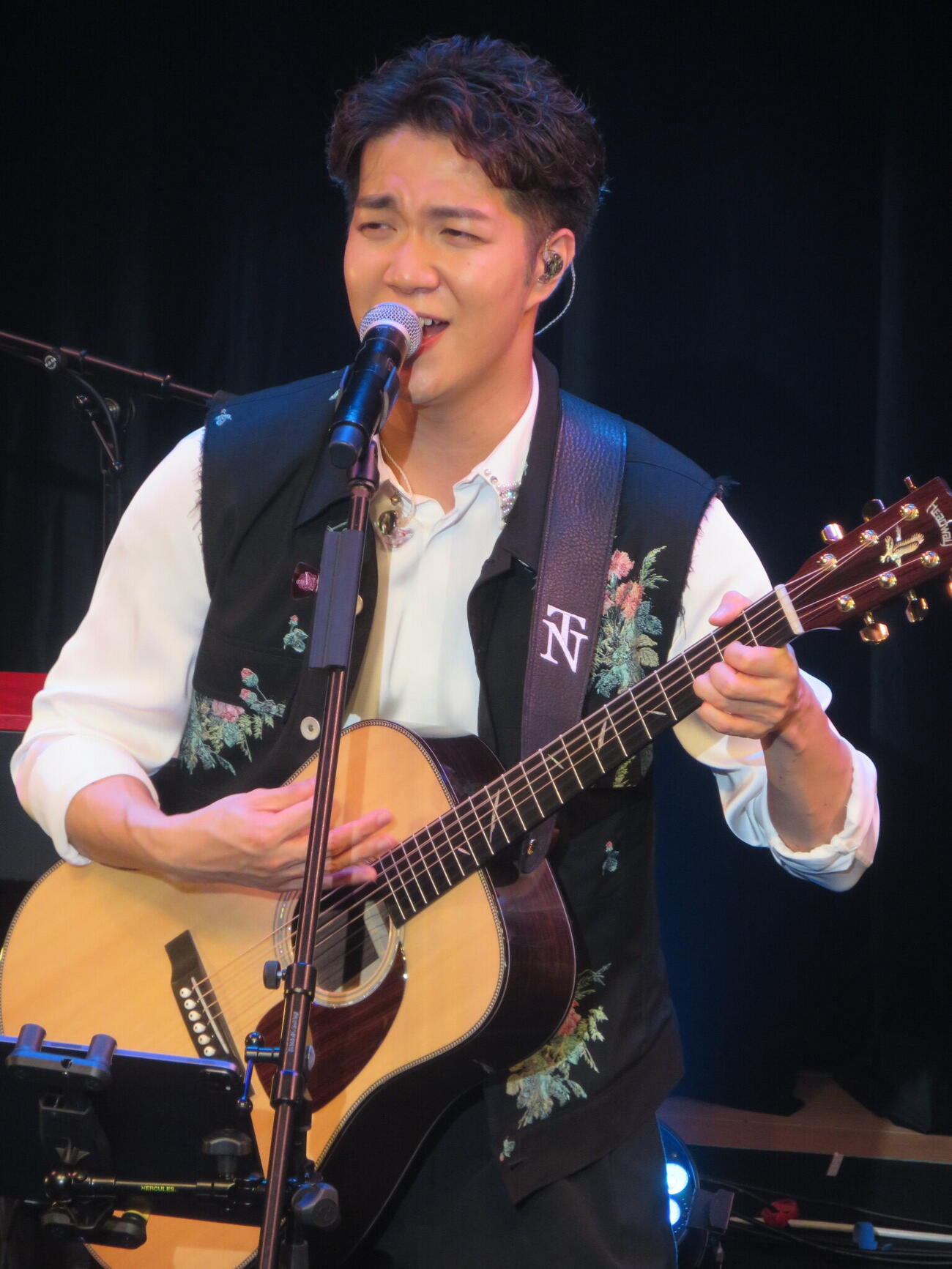 アンコールで衣装を変えて歌う中澤卓也（撮影・川田和博）