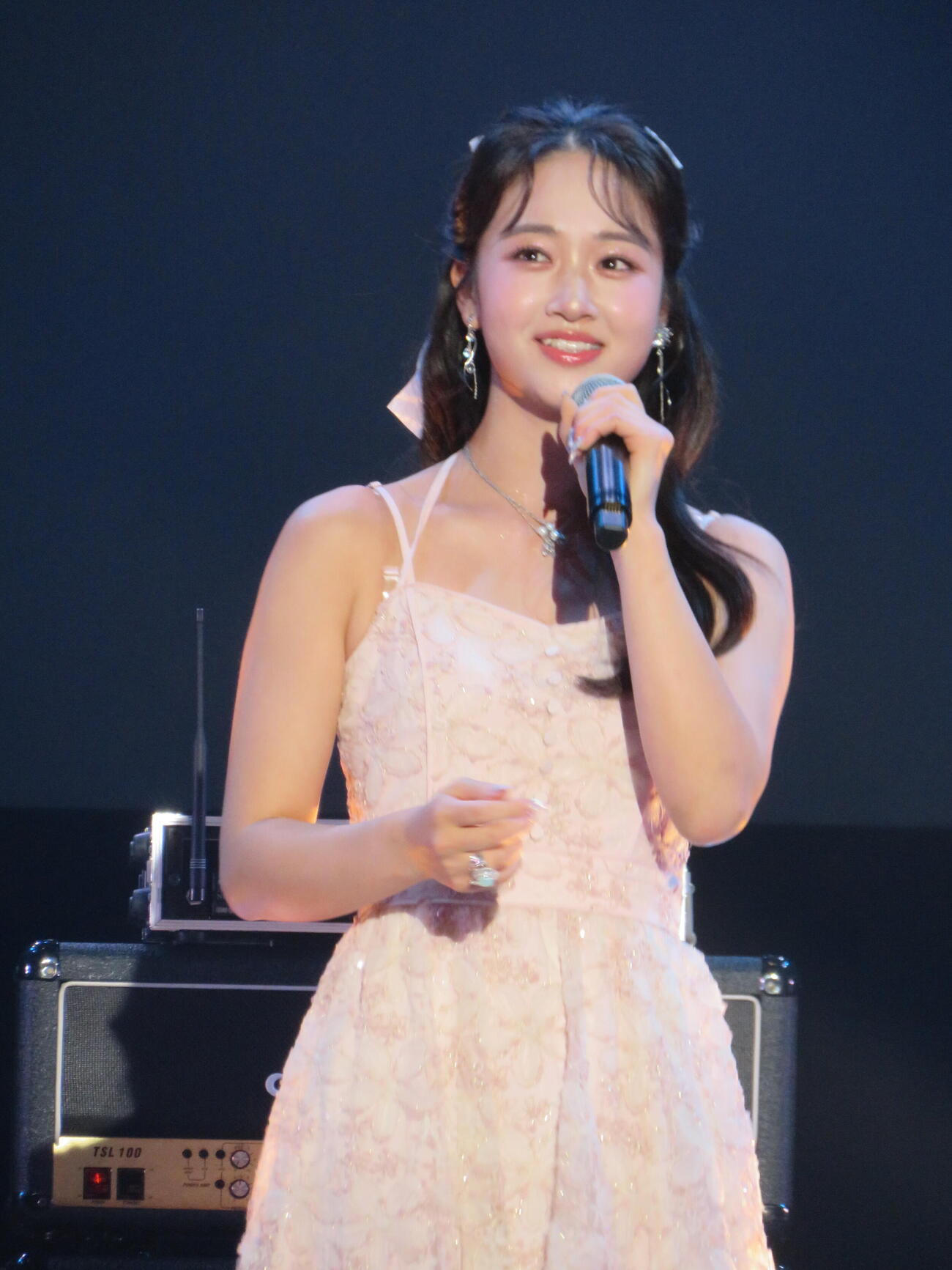 「藤岡ファミリーファンミーティング2026」で歌う天翔愛（撮影・村上幸将）