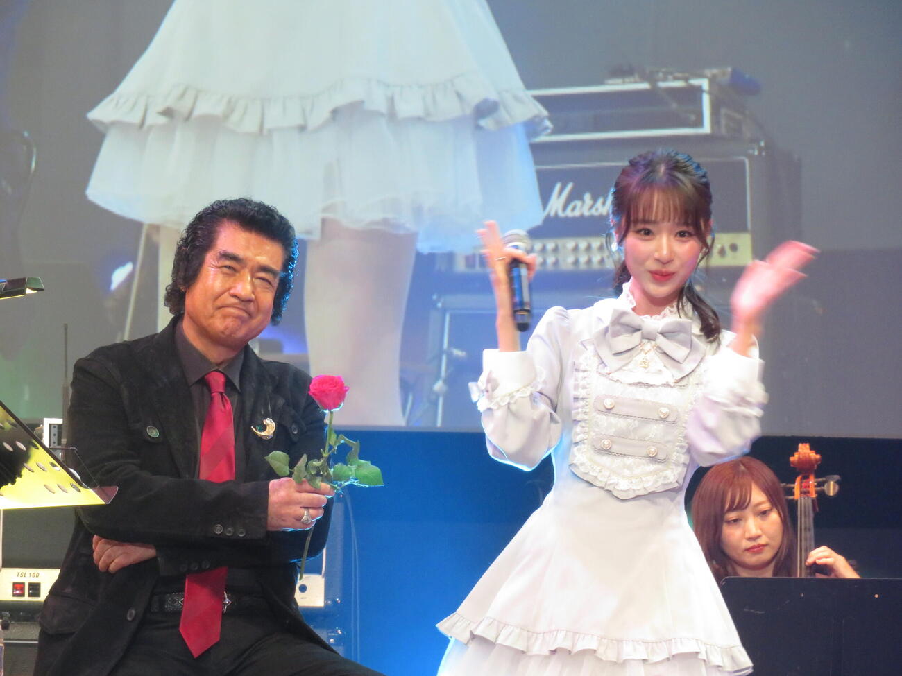 「藤岡ファミリーファンミーティング2026」で笑顔の藤岡弘、と藤岡舞衣（撮影・村上幸将）