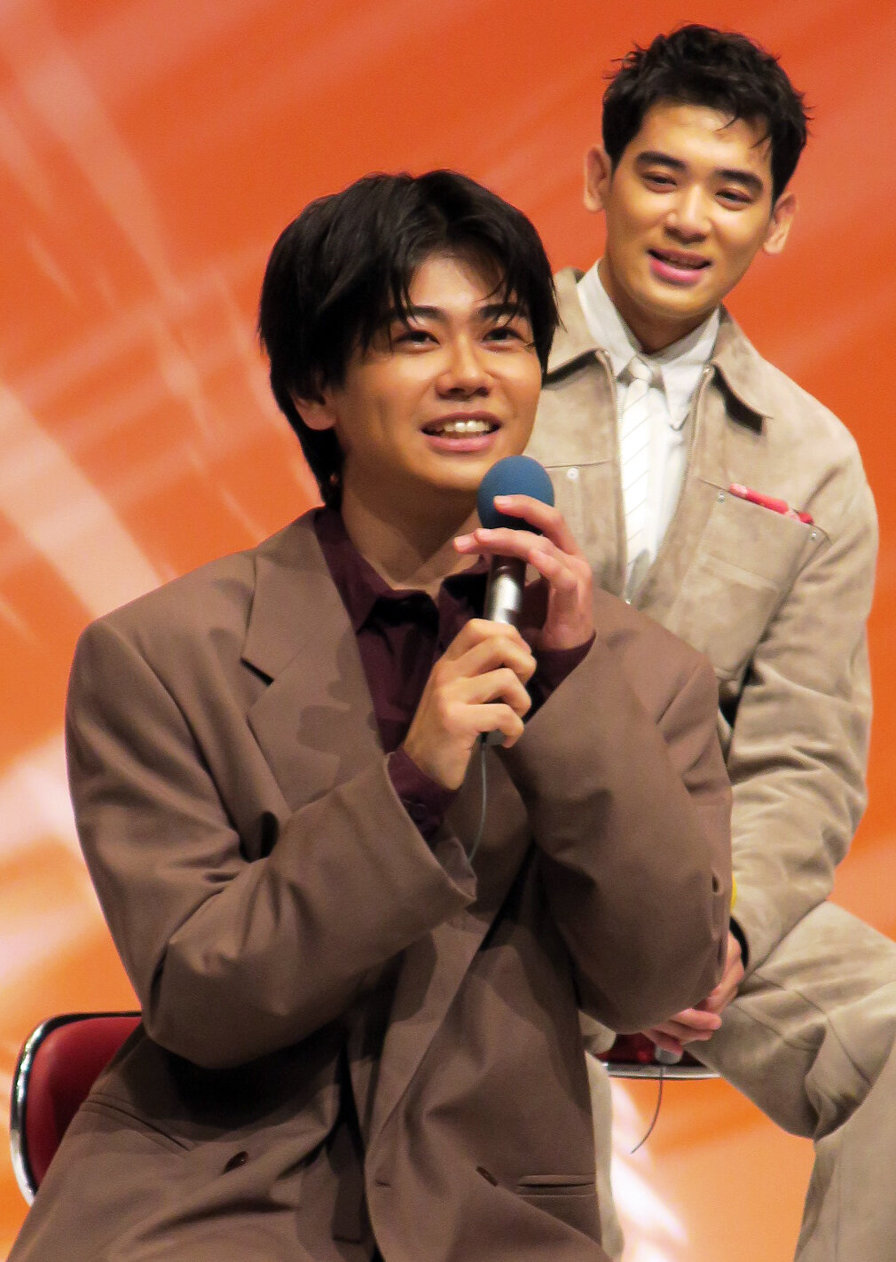 テレビ東京系連続ドラマ「赤灯えれじい」会見で意気込みを語る黒崎煌代。奥はUTA