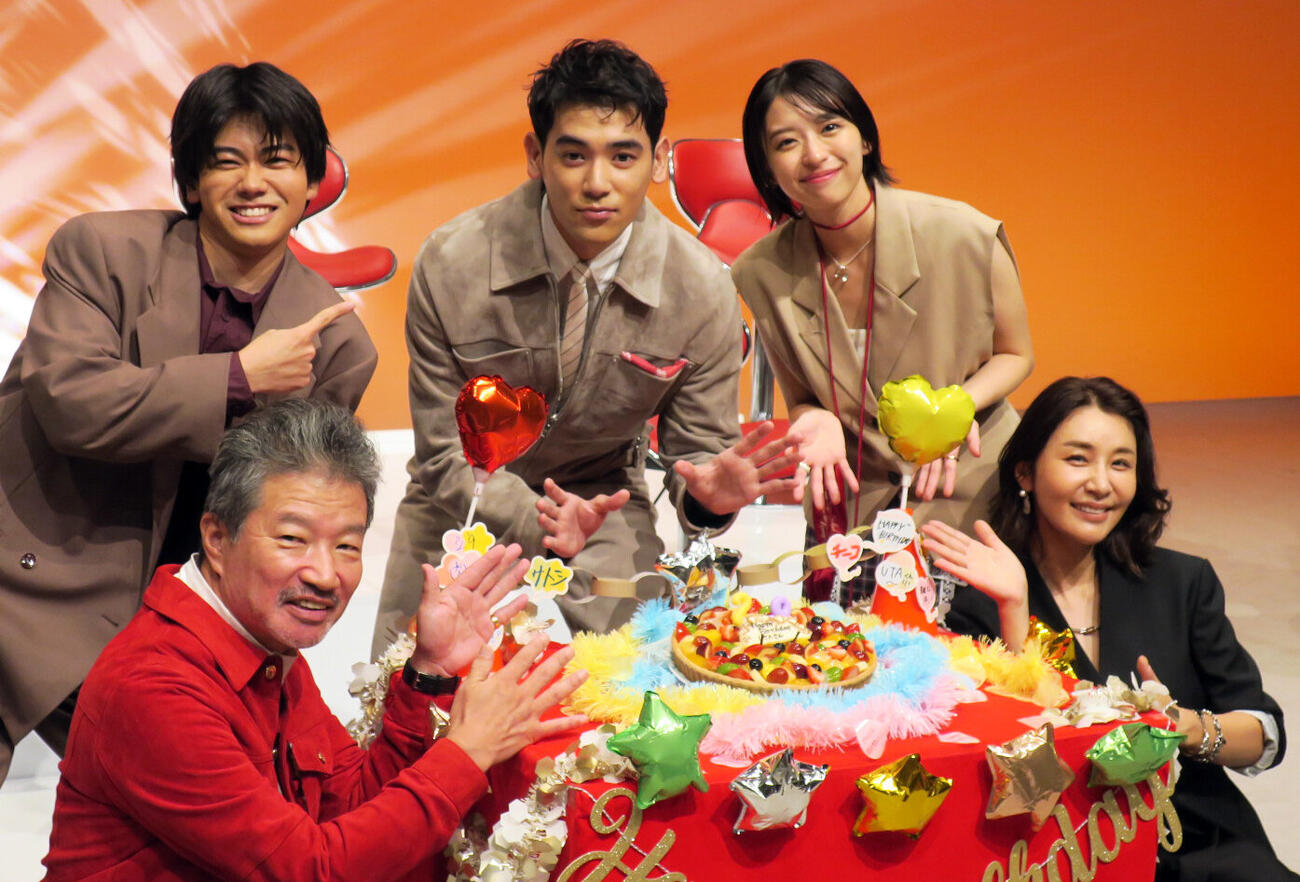 テレビ東京系連続ドラマ「赤灯えれじい」会見で。左手前から時計回りに、木村祐一、黒崎煌代、UTA、鳴海唯、鈴木紗理奈