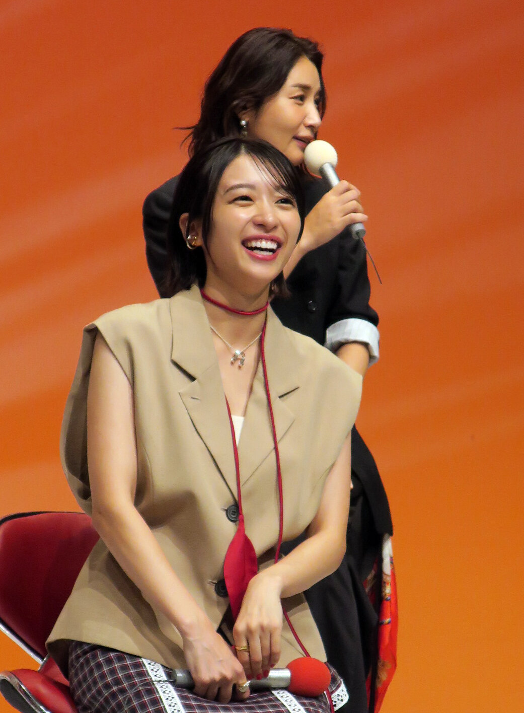 テレビ東京系連続ドラマ「赤灯えれじい」会見に登壇した鳴海唯。奥は鈴木紗理奈