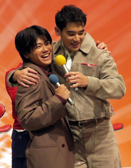 テレビ東京系連続ドラマ「赤灯えれじい」会見で誕生日を祝われ、黒崎煌代（左）をハグするUTA