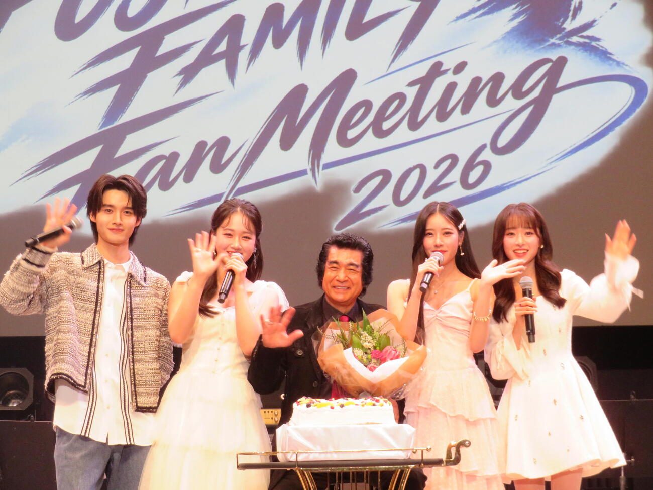 「藤岡ファミリーファンミーティング2026」で笑顔の、左から藤岡真威人、天翔愛、藤岡弘、天翔天音、藤岡舞衣（撮影・村上幸将）