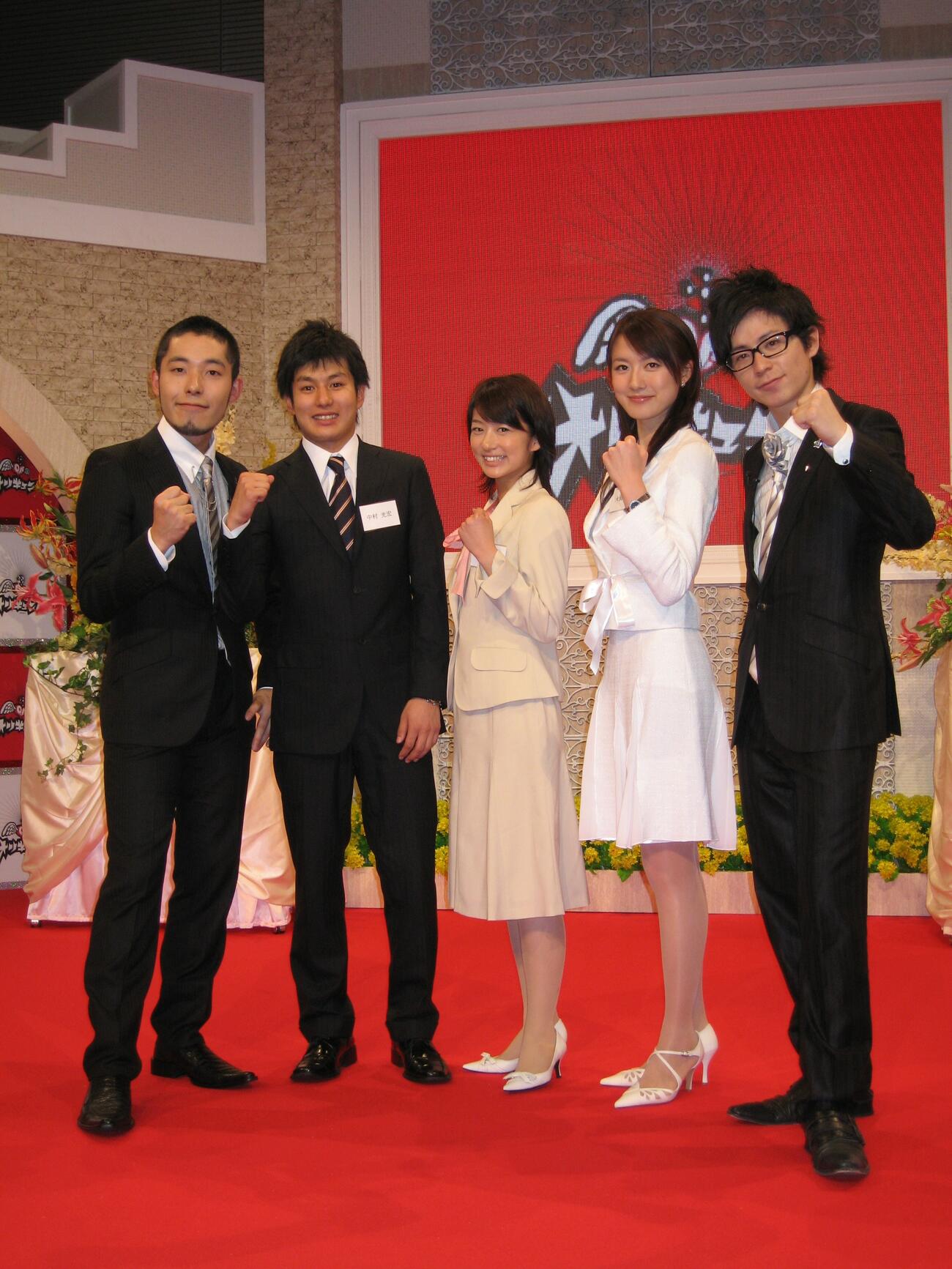 フジテレビ入社式　　フジテレビ入社式にゲスト出演したオリエンタルラジオ（両端）と、新人アナウンサーら（左から中村光宏、生野陽子、大島由香里）（2007年4月撮影）