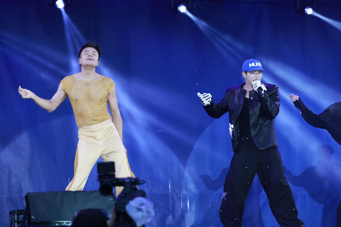 「a－nation 2026」でパフォーマンスするJ．Y．Park（左）とJUN．K