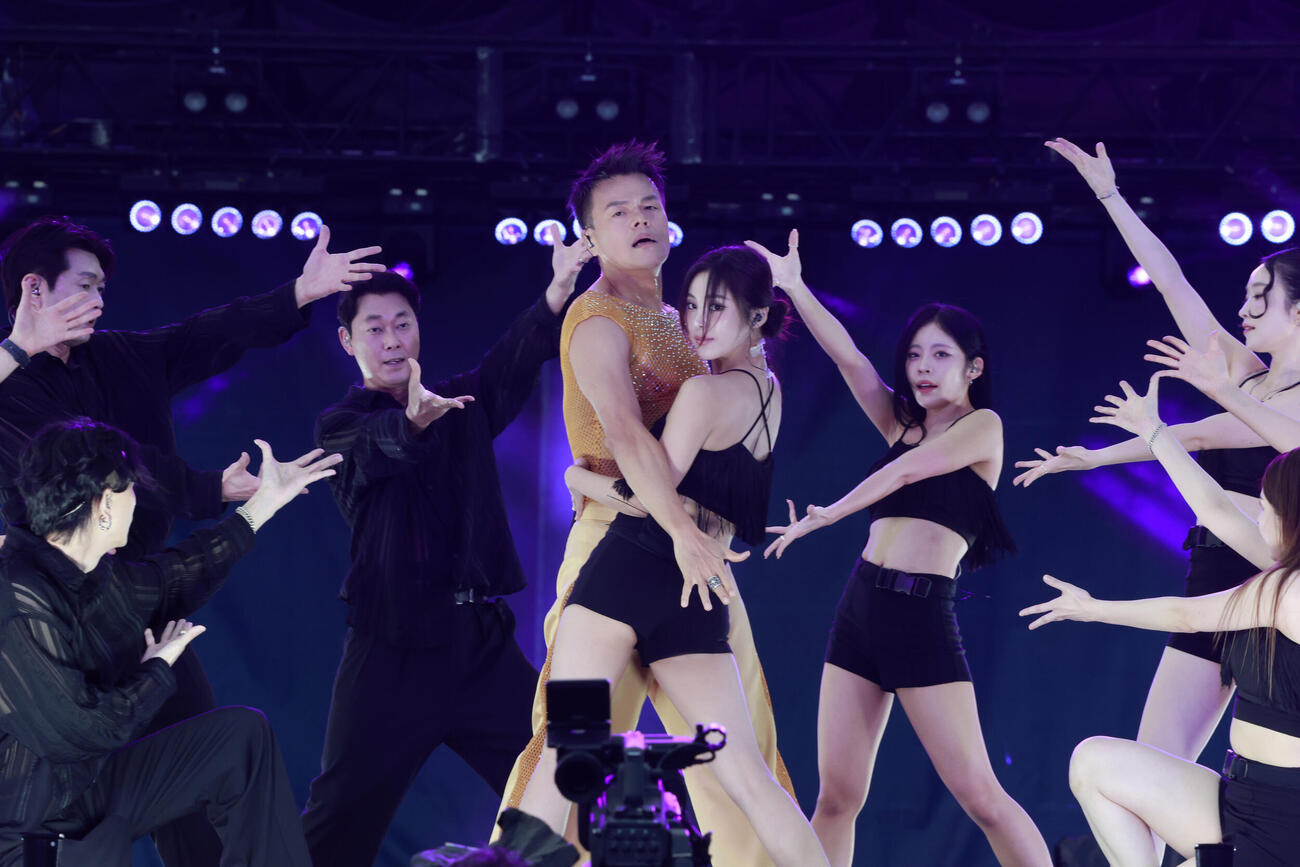 「a－nation 2026」でパフォーマンスするJ．Y．Park
