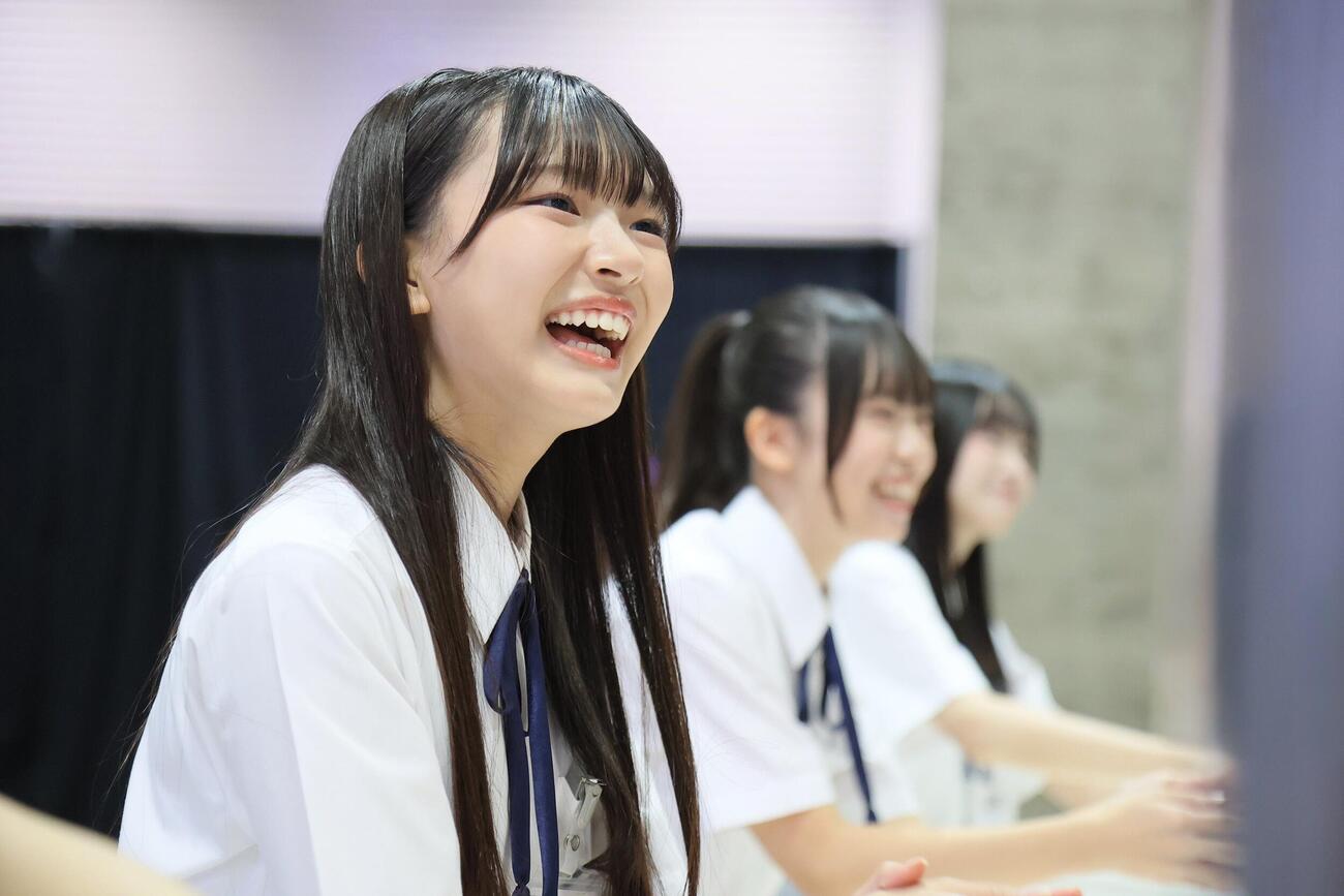 初の握手会に参加したAKB48の22期研究生の山内利乃明（C）AKB48　※外部提供、ネット使用可能