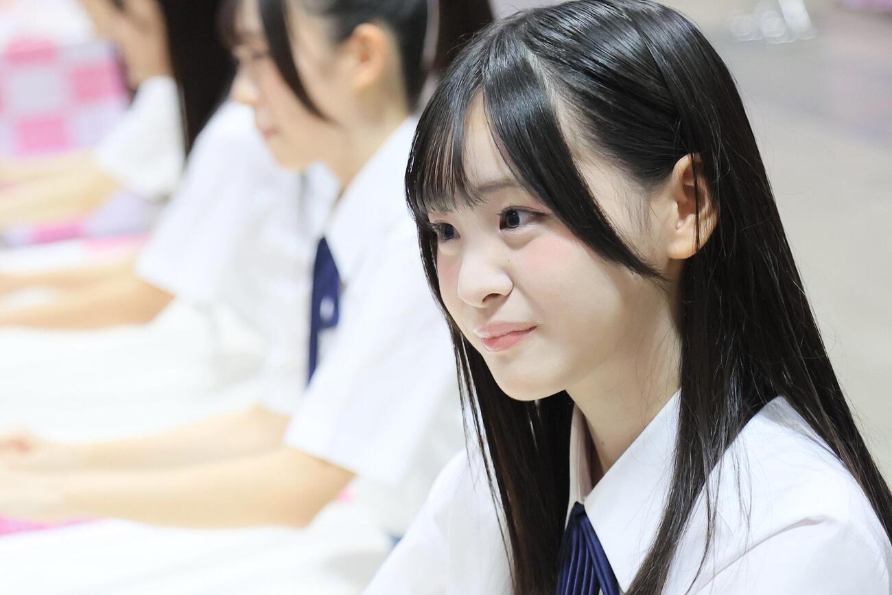 初の握手会に参加したAKB48の22期研究生の前田衣澄（C）AKB48　※外部提供、ネット使用可能