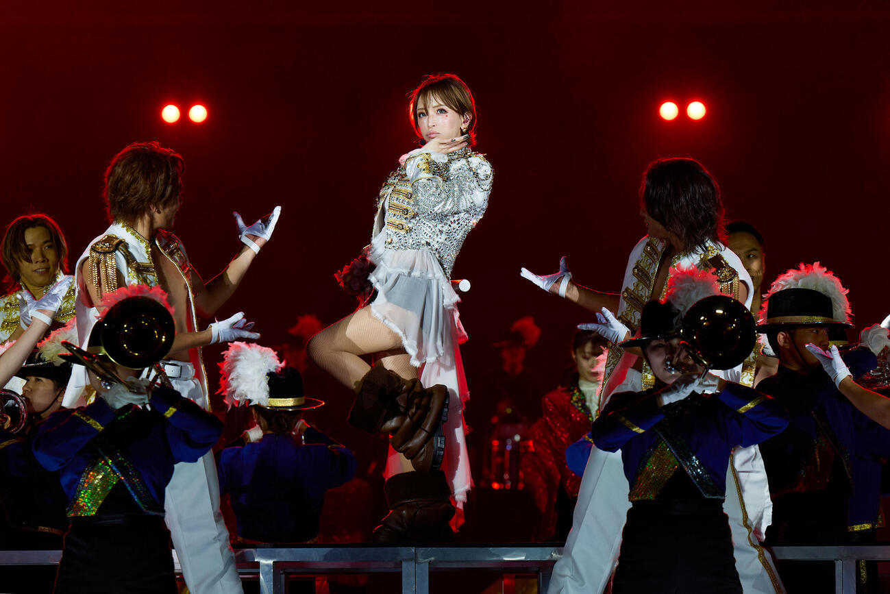 「a－nation 2026」でパフォーマンスする浜崎あゆみ（嘉茂雅之、三友鉄也、新江周平撮影）