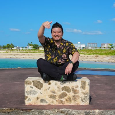 「膝のトミージョン手術を受けて入院」とつづったお笑い芸人、ロジャー沖縄（Xから）