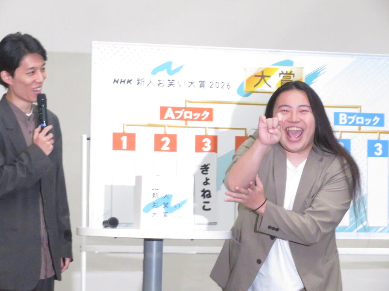「NHK新人お笑い大賞」本戦への出場を決めた「シスター」の左から井坂ひ孫、週末