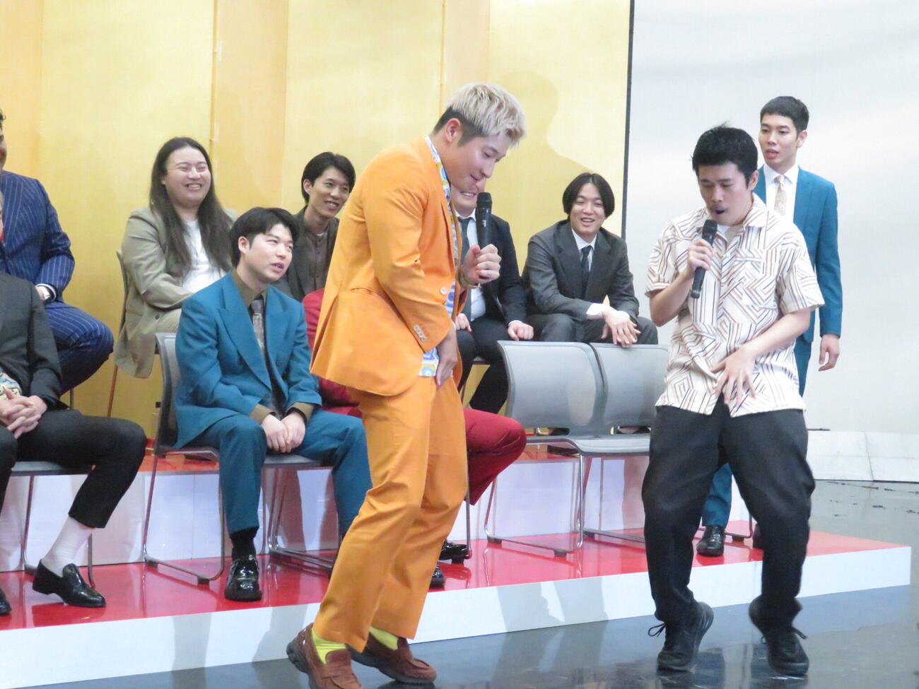 「NHK新人お笑い大賞」本戦出場8組を発表した会見で、マイケル・ジャクソンをまねたダンスを披露した「豪快キャプテン」のべーやん（手前左）と「豆鉄砲」東健太郎（同右）