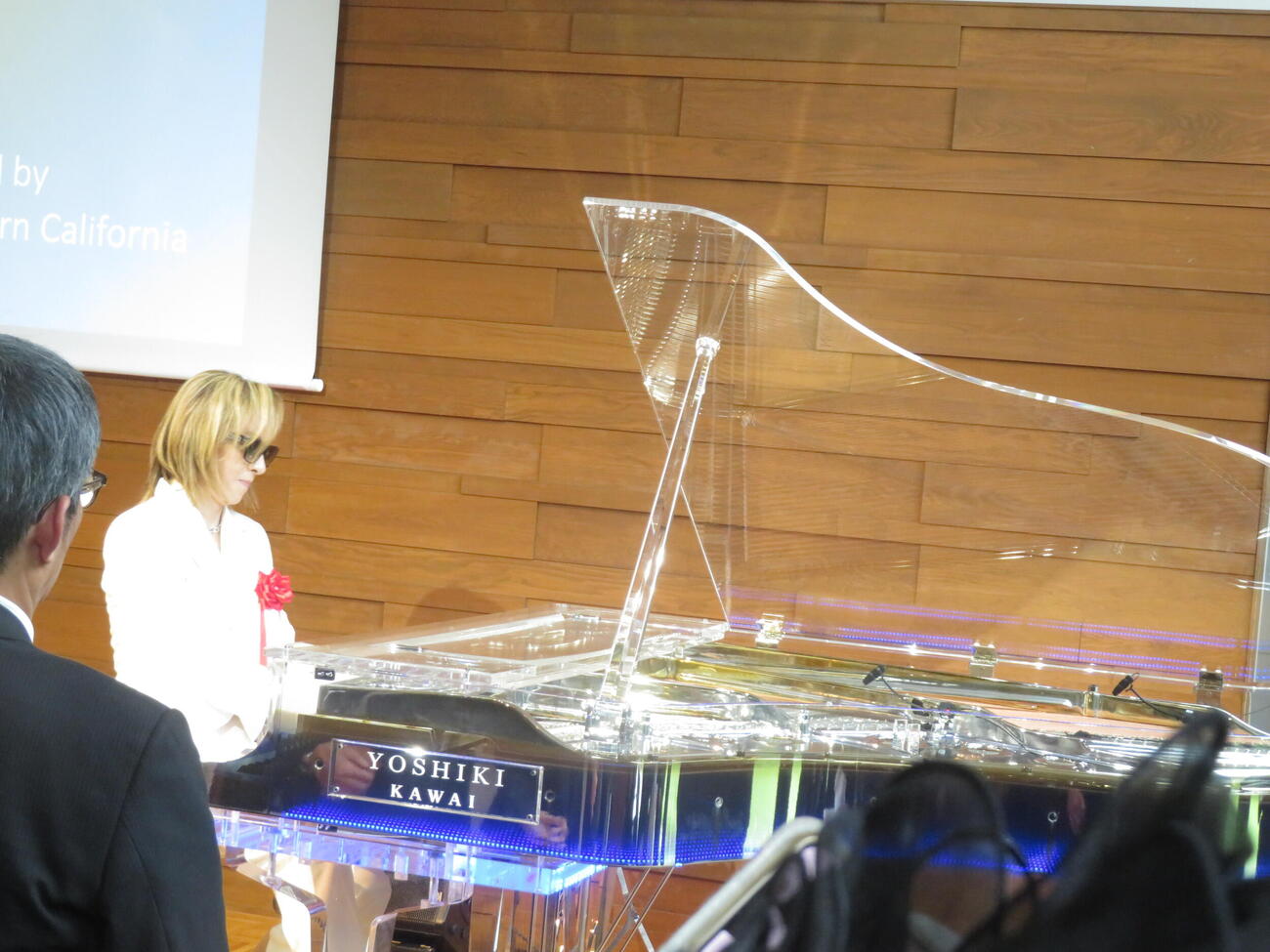 「第6回金子堅太郎賞授賞式」に登壇しピアノ演奏するYOSHIKI

