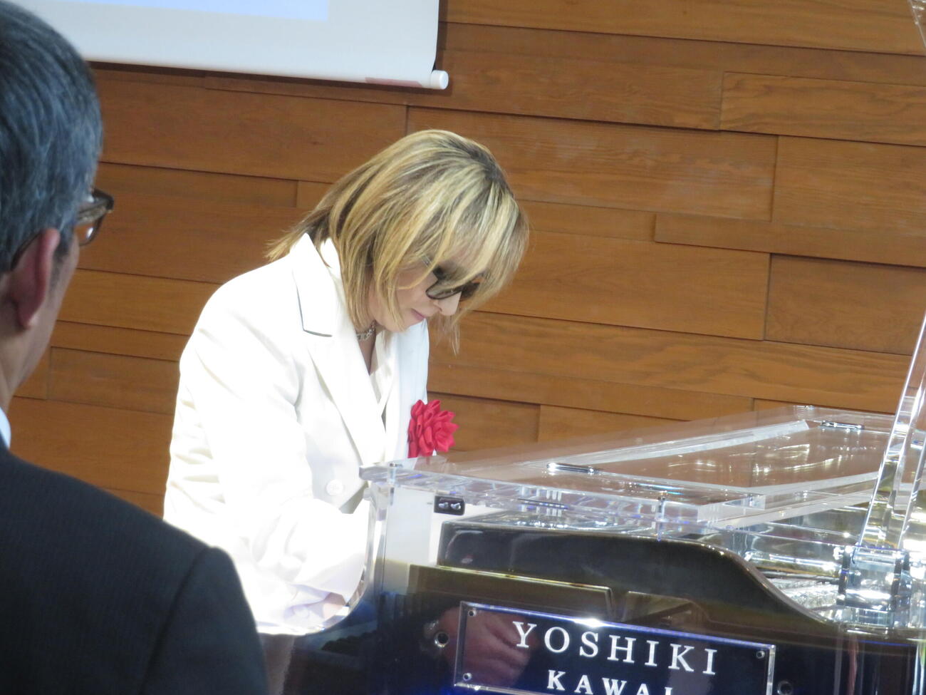 「第6回金子堅太郎賞授賞式」に登壇しピアノ演奏するYOSHIKI
