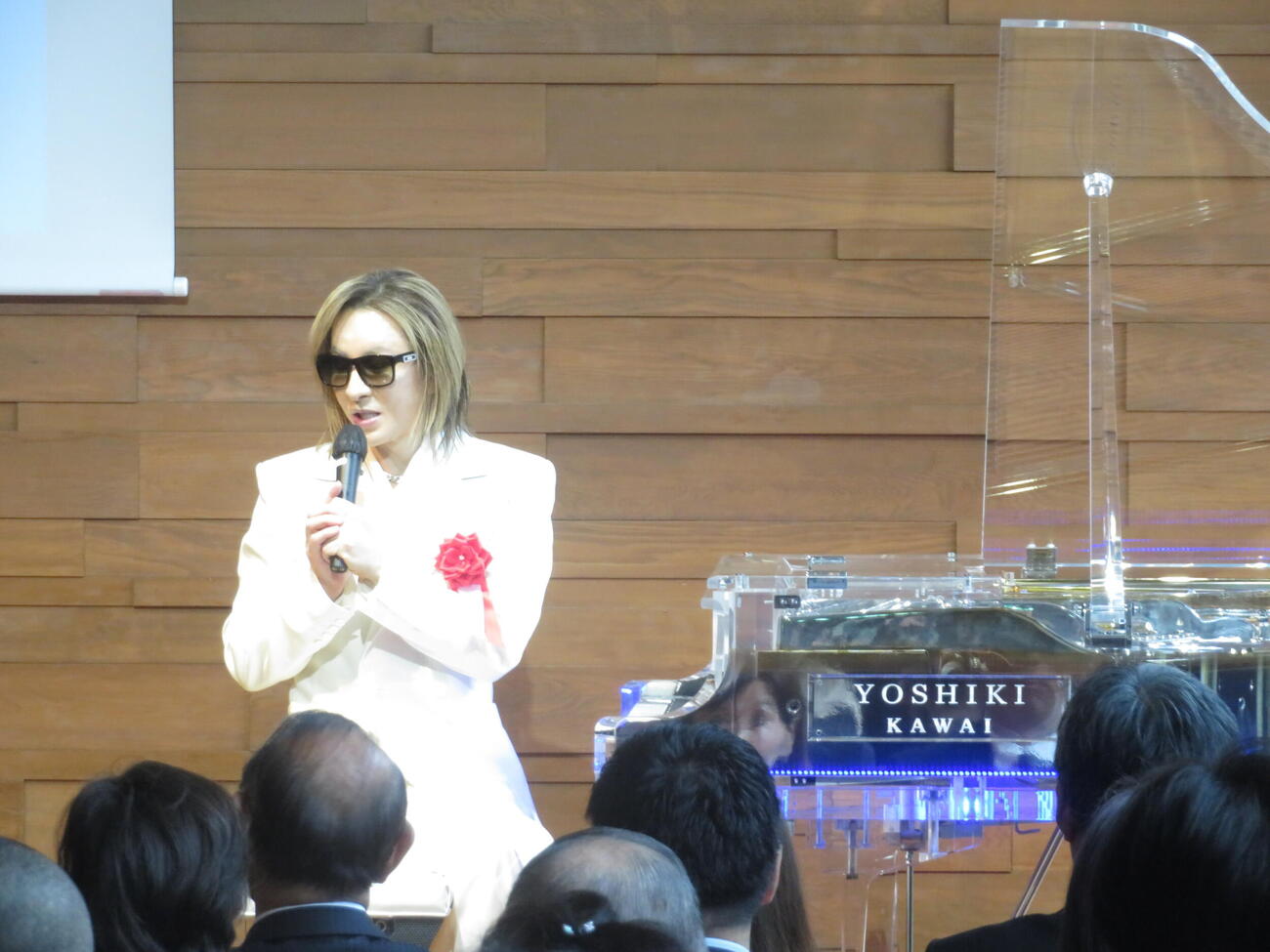 「第6回金子堅太郎賞授賞式」に登壇しピアノ演奏するYOSHIKI
