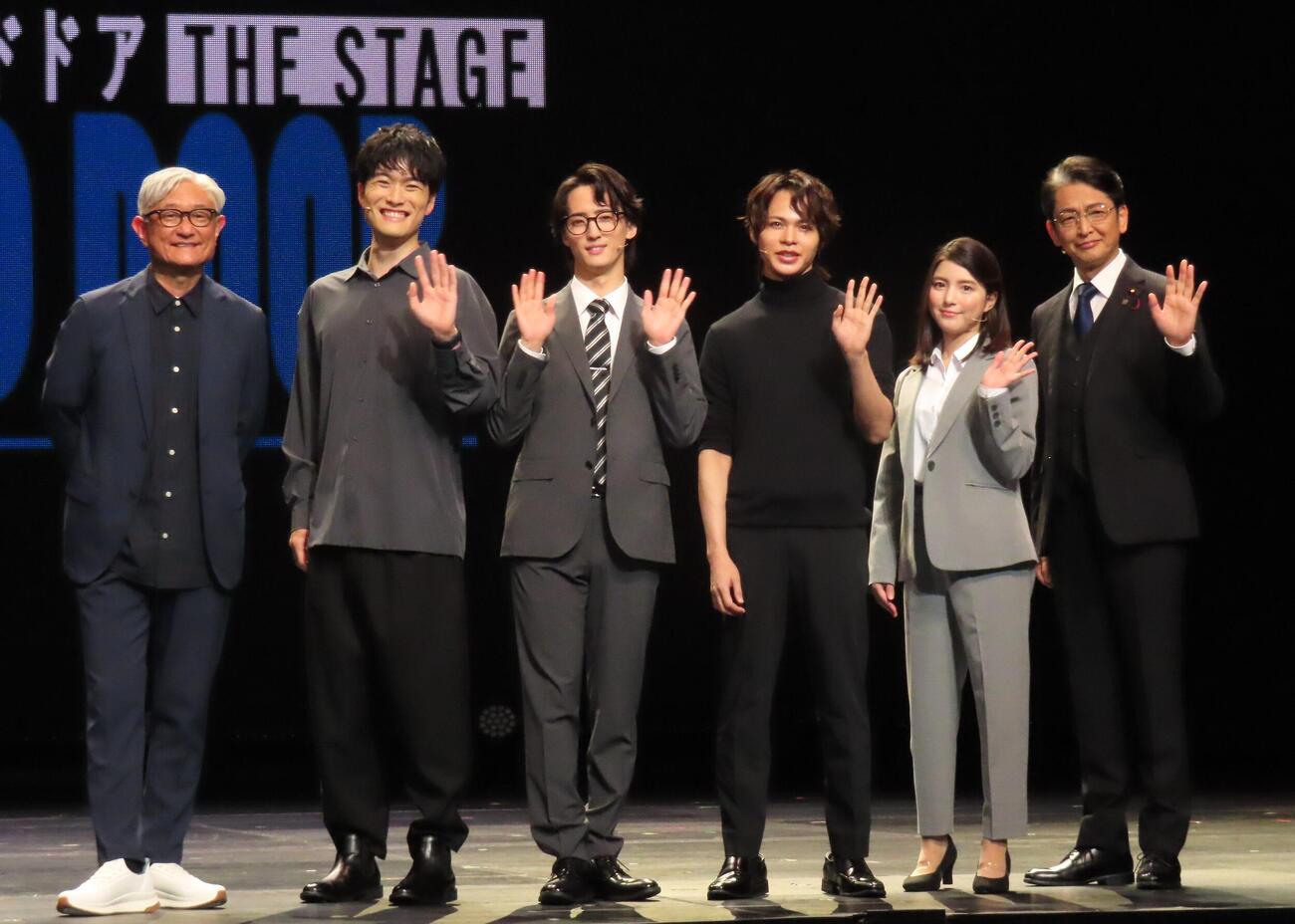 公開ゲネプロに出席した、左から堤幸彦氏、入江甚儀、川島如恵留、上田竜也、川島海荷、岡田浩暉（撮影・会田京叶）