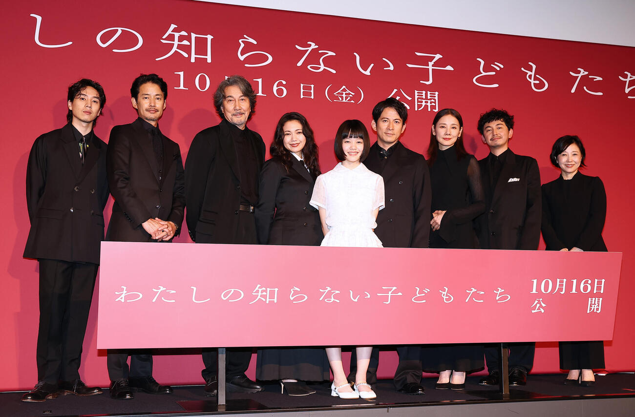 映画「わたしの知らない子どもたち」公開前イベントに登場し、左から板東龍汰、竹野内豊、役所広司、二階堂ふみ、小八重葵美、吉田羊、原摩利彦、西川美和監督（撮影・野上伸悟）