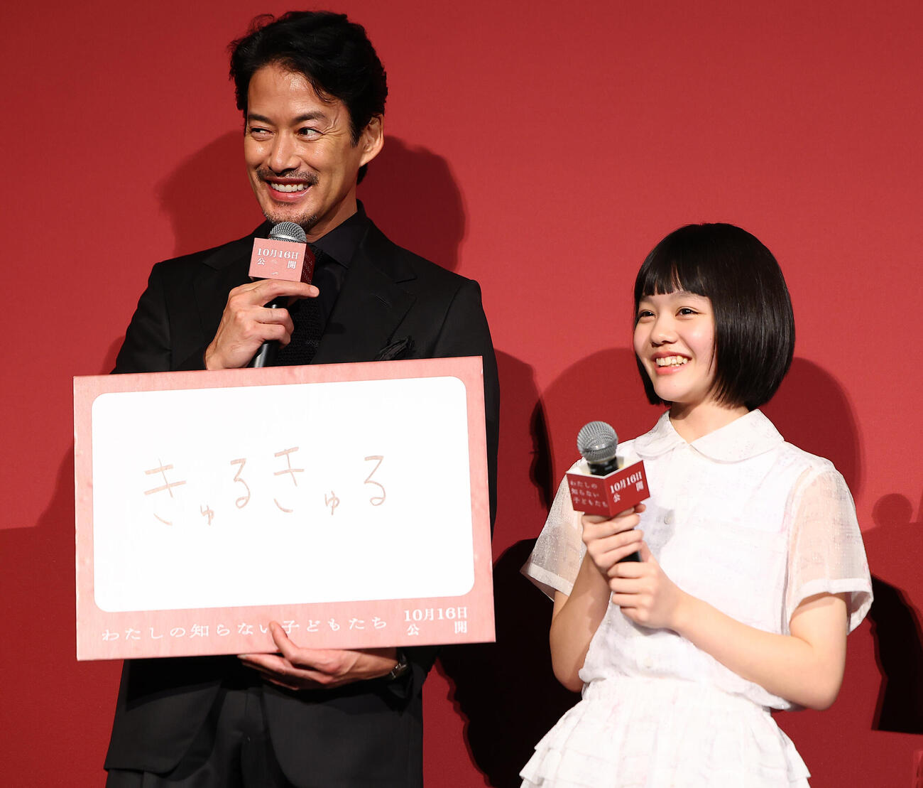 映画「わたしの知らない子どもたち」公開前イベントで小八重葵美（右）から潤んだ瞳を「きゅるきゅる」と表現され笑顔の竹野内豊（撮影・野上伸悟）
