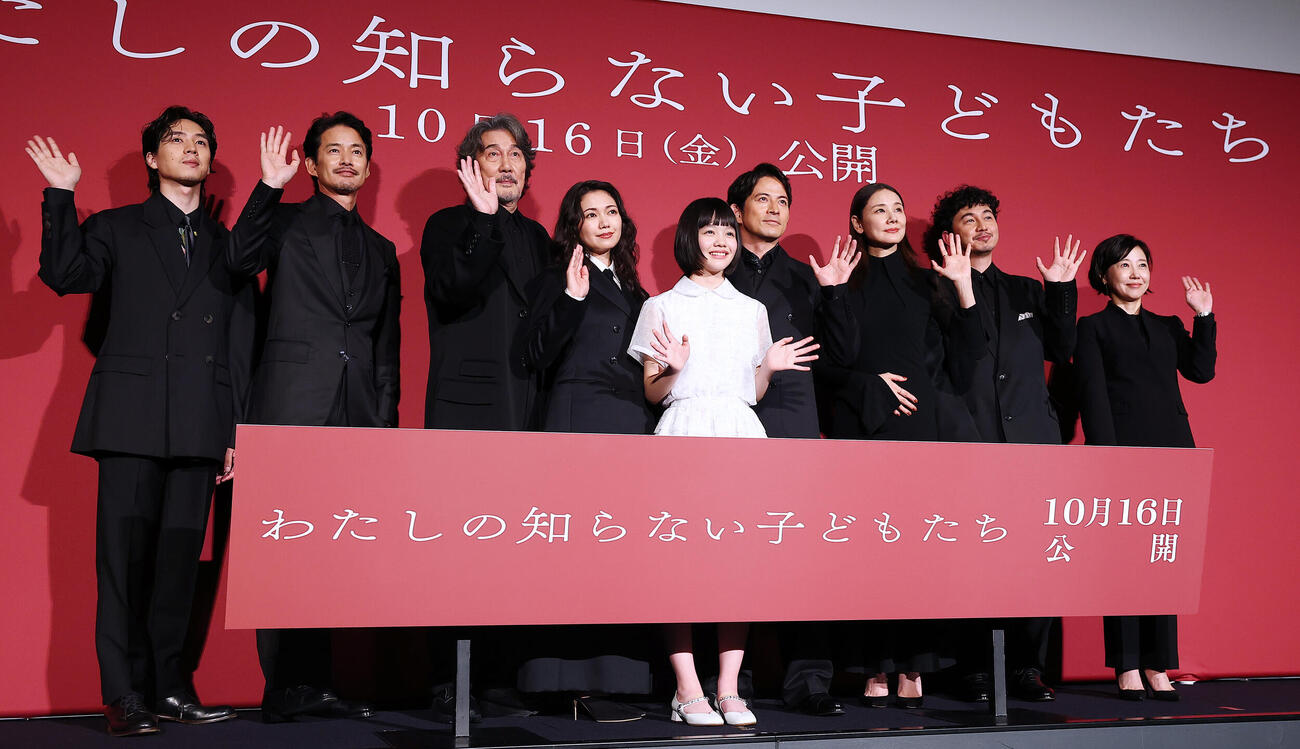 映画「わたしの知らない子どもたち」公開前イベントに登場した、左から坂東龍汰、竹野内豊、役所広司、二階堂ふみ、小八重葵美、岡田准一、吉田羊、原摩利彦、西川美和監督（撮影・野上伸悟）