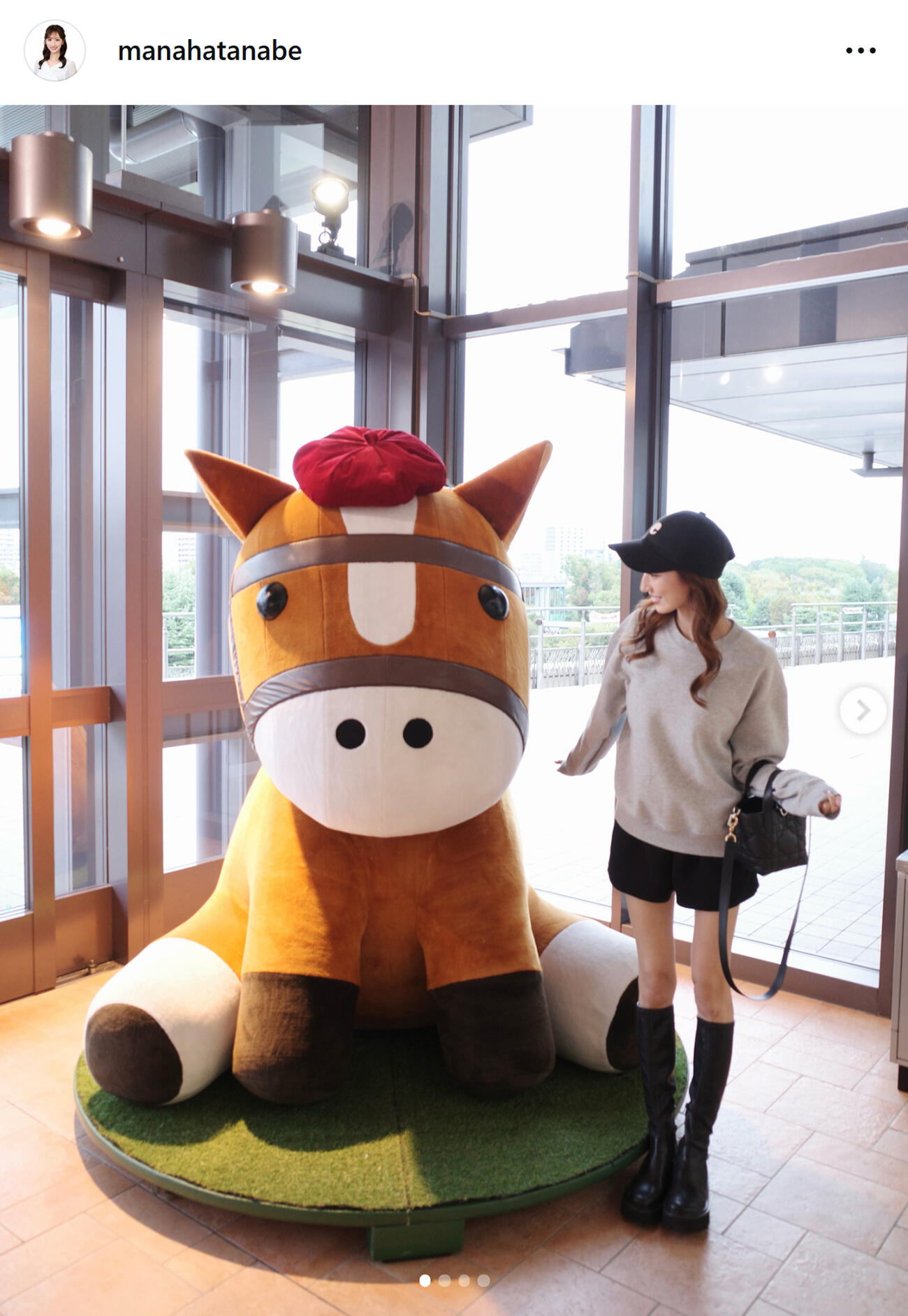 ショートパンツ＆ロングブーツ姿（田辺真南葉のインスタグラムから）