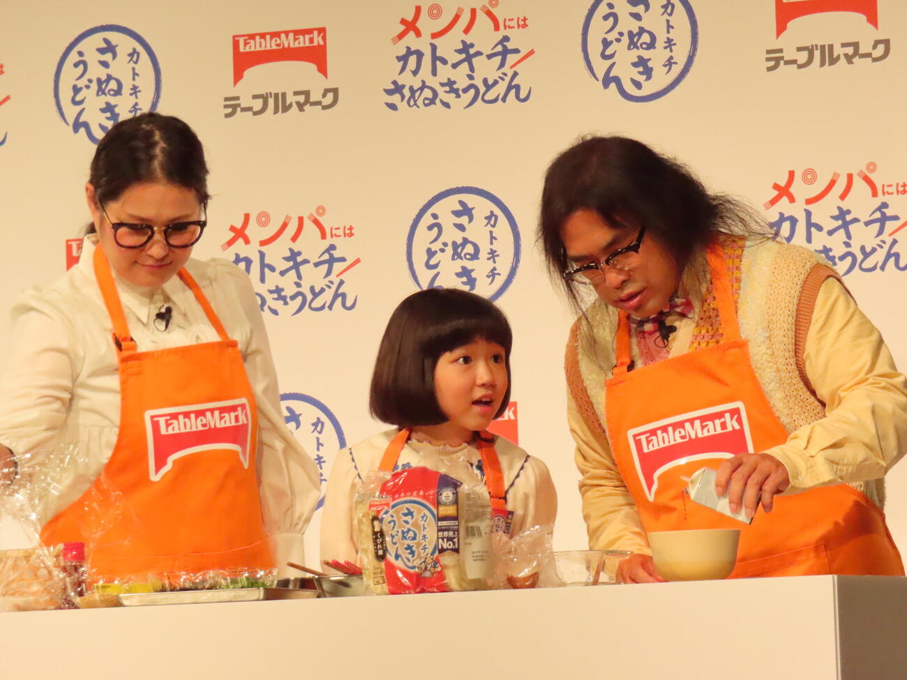 ステージ上で釜玉風うどんを調理する、左からギャル曽根、永尾柚乃、ロッチ中岡創一