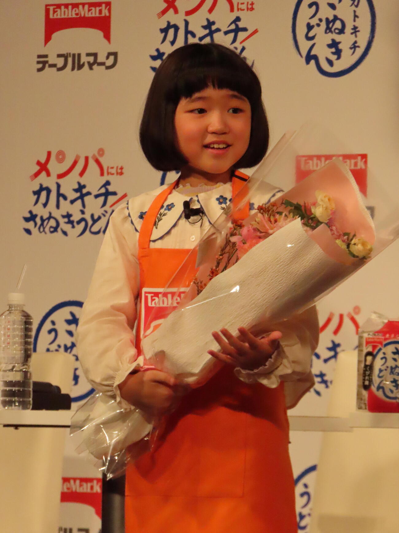 まもなく10歳の誕生日で花束を受け取った永尾柚乃
