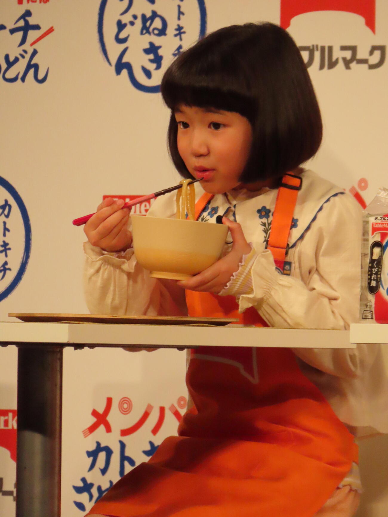 調理したうどんを食べる永尾柚乃