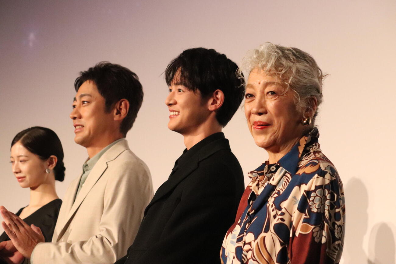 映画「星の教室」完成披露上映会に登壇した、左から小泉孝太郎、小林虎之介、中尾ミエ