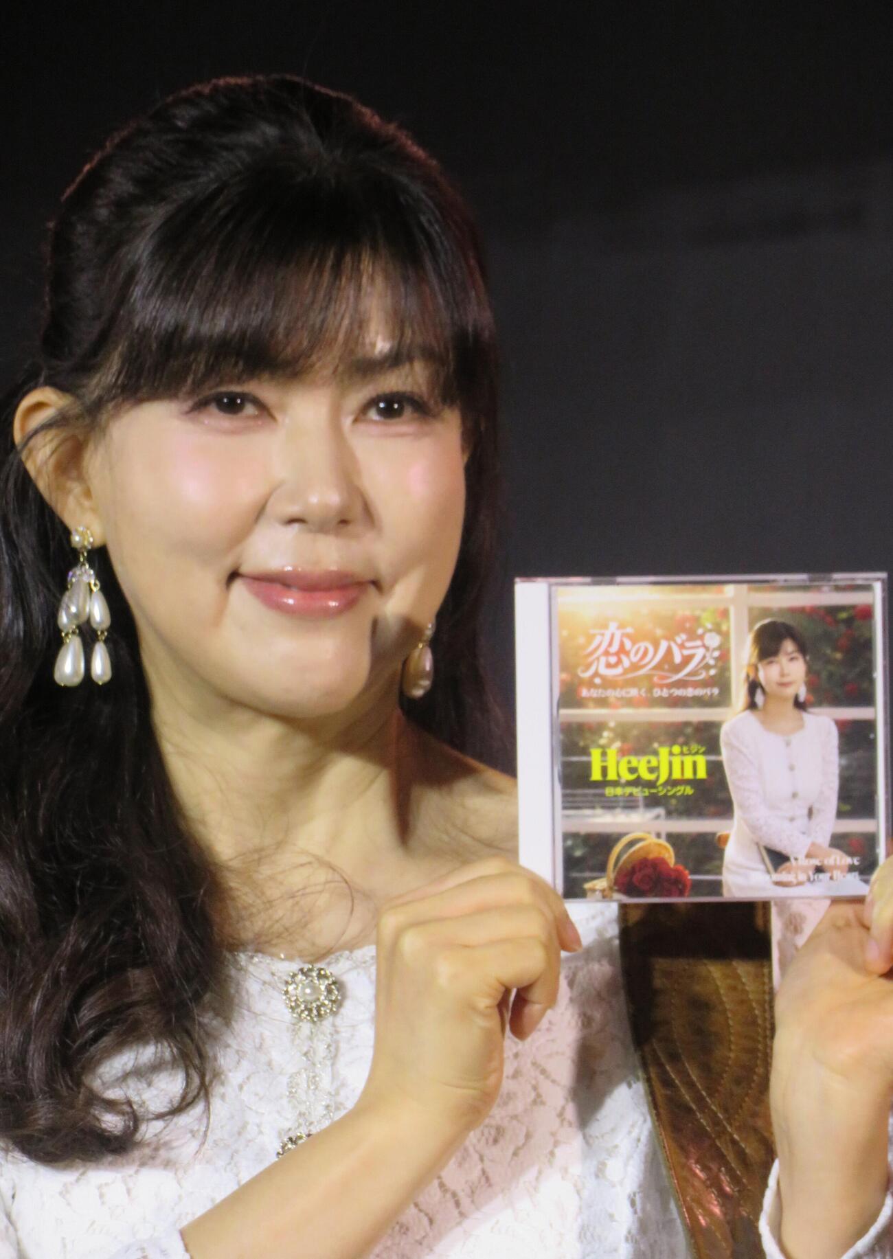 日本デビュー記念イベントを行ったヒジン（撮影・松本久）