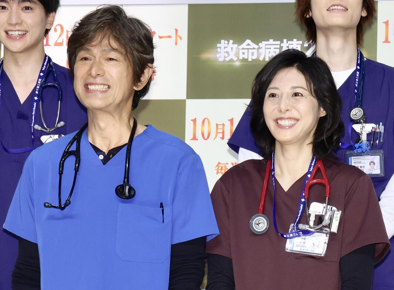 ステージに上がる江口洋介（左）と松嶋菜々子（撮影・河田真司）