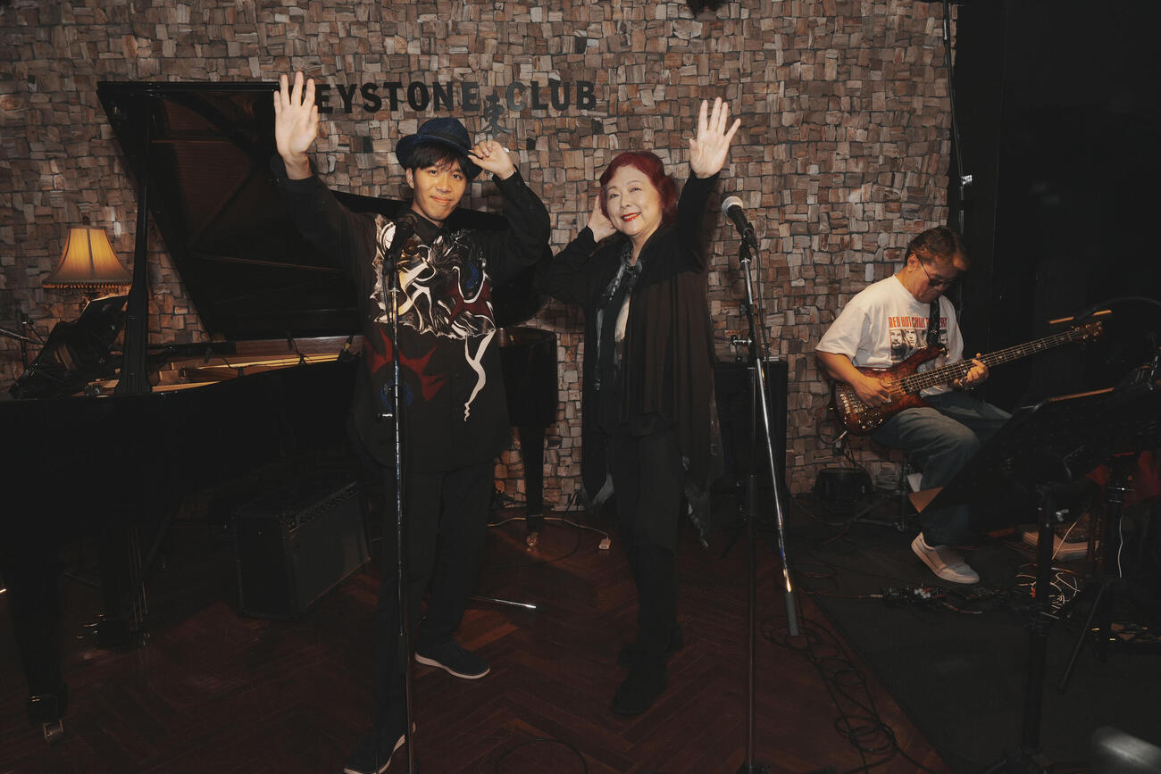 ジョイントライブを開催した穴水佑輔（左）と丸山圭子