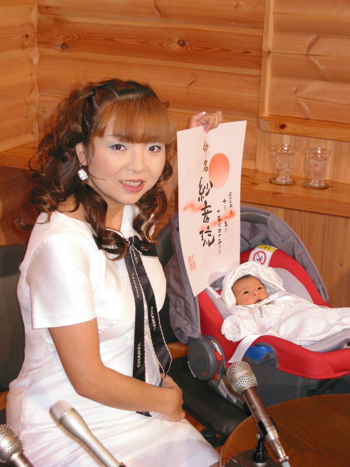 2002年10月、第3子の女児を出産し会見したハイヒール・モモコ