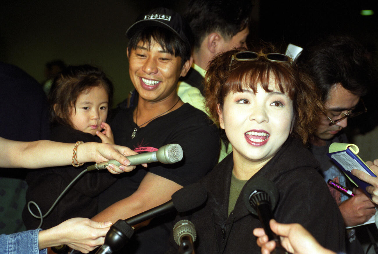 1999年1月、お正月をハワイで過ごすため、ハワイに到着したハイヒールモモコと夫の政仁さん、長男の仁一郎ちゃん