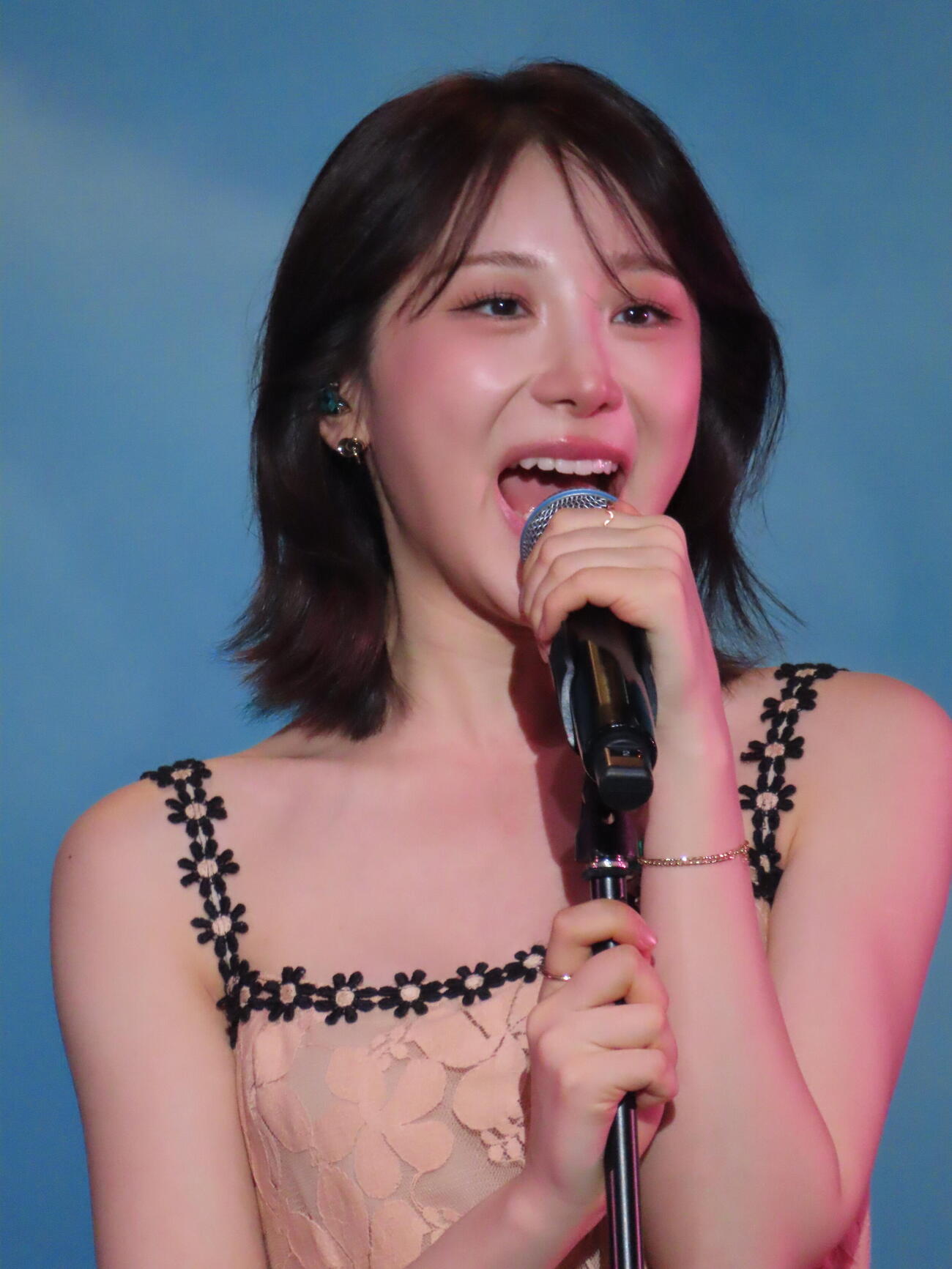日本デビュー記者発表会で歌唱するイ・チェヨン（撮影・鎌田良美）