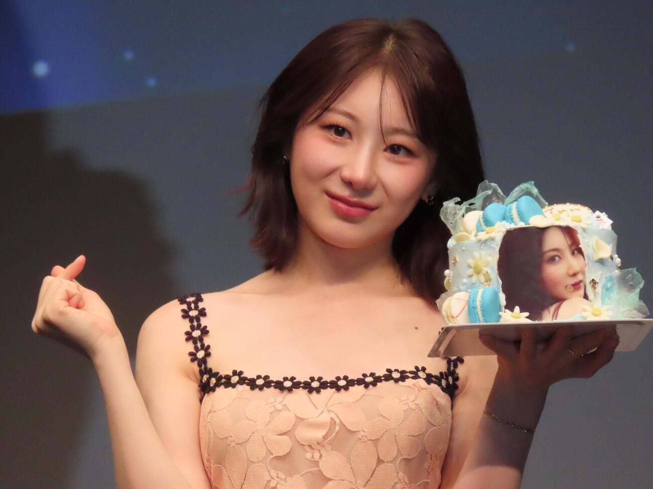 日本デビューを記念したケーキを手に笑顔のイ・チェヨン（撮影・鎌田良美）