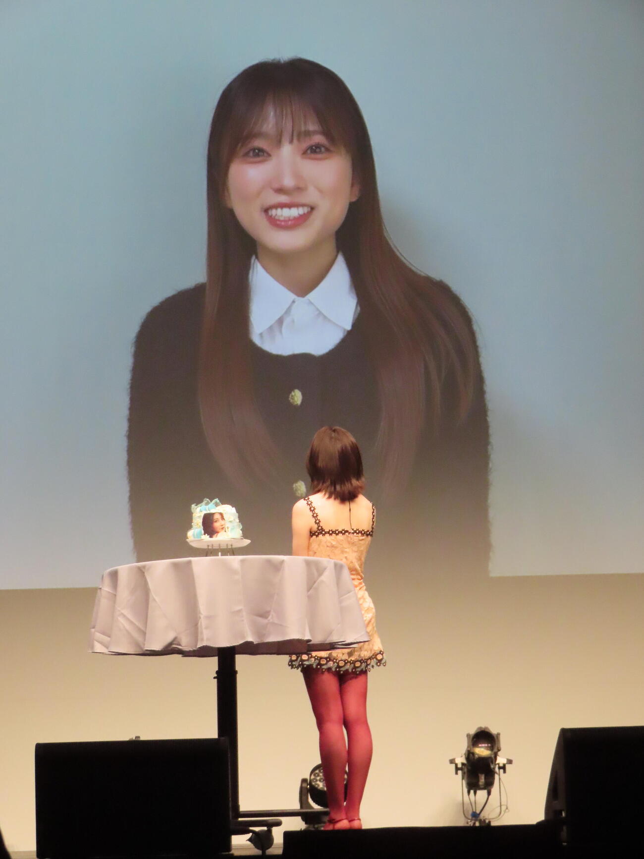 矢吹奈子からのメッセージ動画に見入るイ・チェヨン（撮影・鎌田良美）