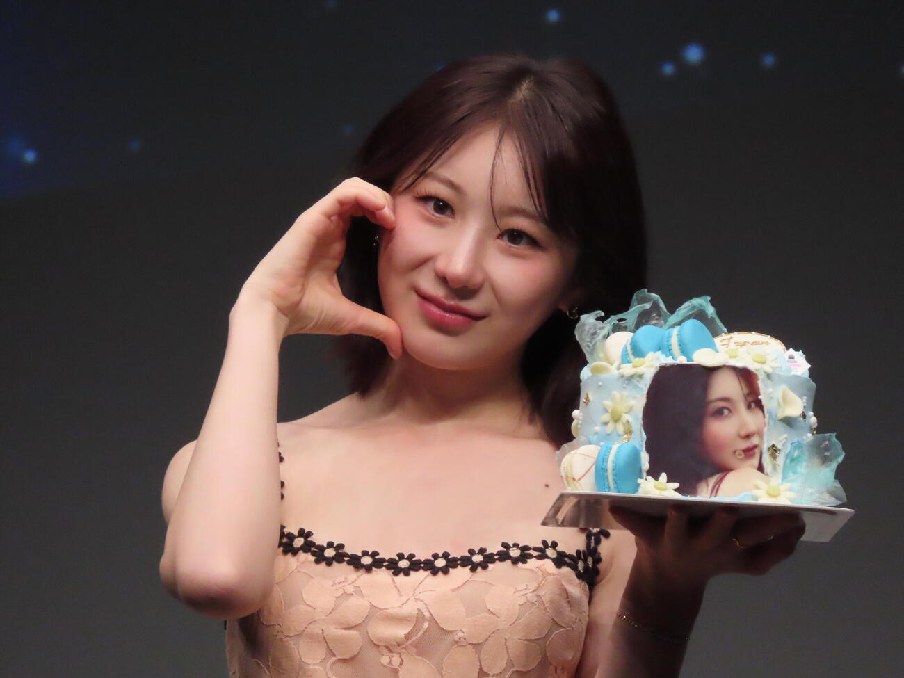 日本デビューを記念したケーキを手に笑顔のイ・チェヨン（撮影・鎌田良美）