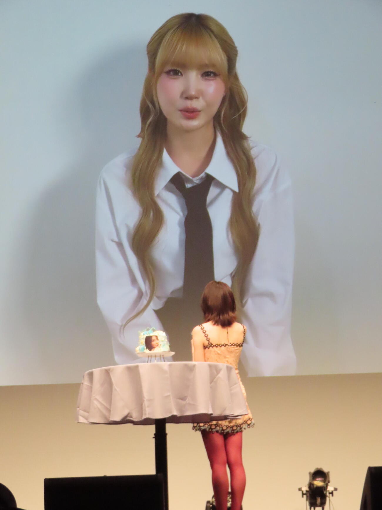 本田仁美からのメッセージ動画に見入るイ・チェヨン（撮影・鎌田良美）
