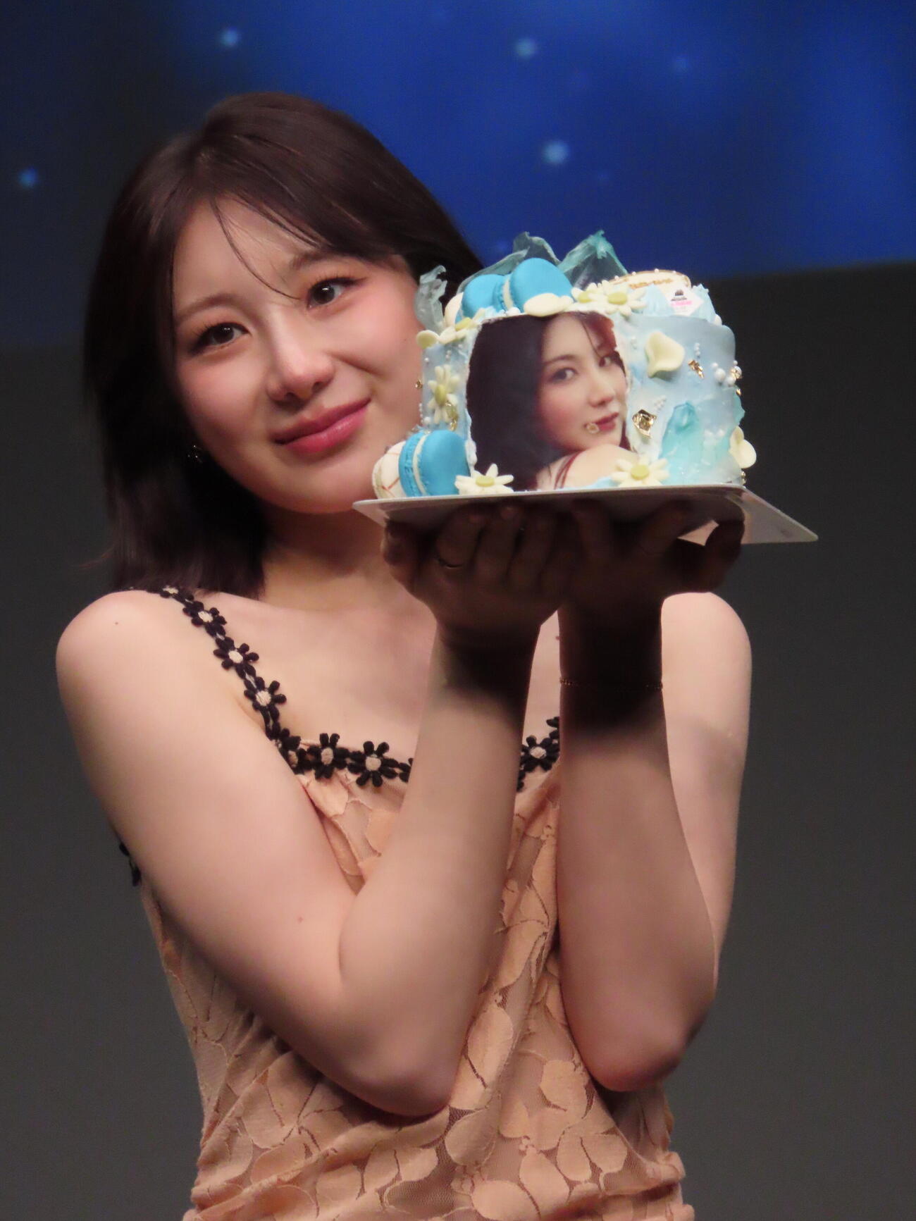 日本デビューを記念したケーキを手に笑顔のイ・チェヨン（撮影・鎌田良美）