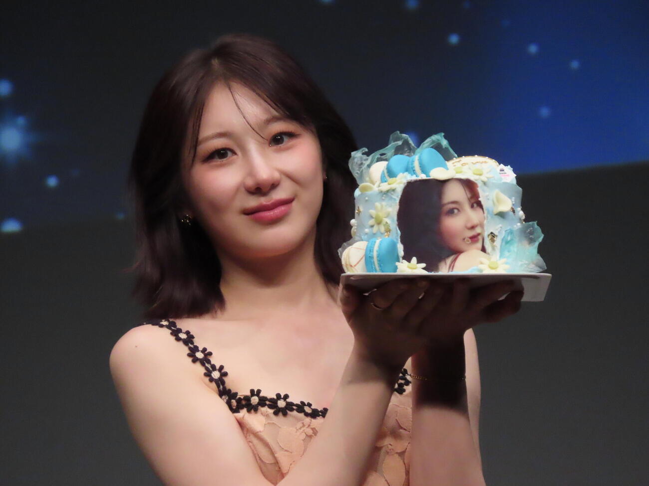 日本デビューを記念したケーキを手に笑顔のイ・チェヨン（撮影・鎌田良美）