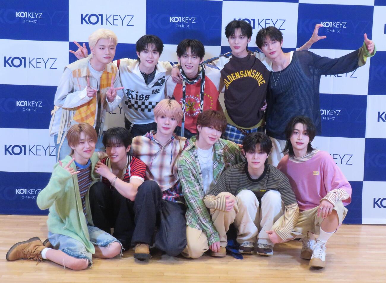 KO1KEYZ。前列左からTOWA、SIYOUNG、YOSHIKI、DAIKI、KOSUKE、KEITO、後列左からRYUJI、ISSA、SHINHAENG、YURA、RYOGA（撮影・松本久）
