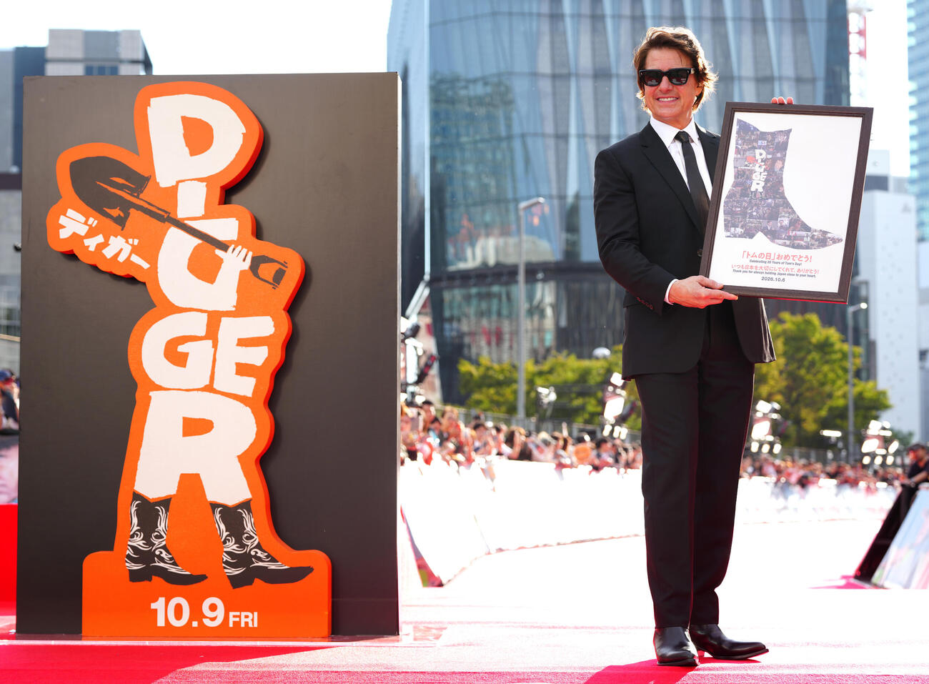 「DIGGER／ディガー」ジャパンプレミアでプレゼントされたモザイクアートを手にするトム・クルーズ（撮影・江口和貴）