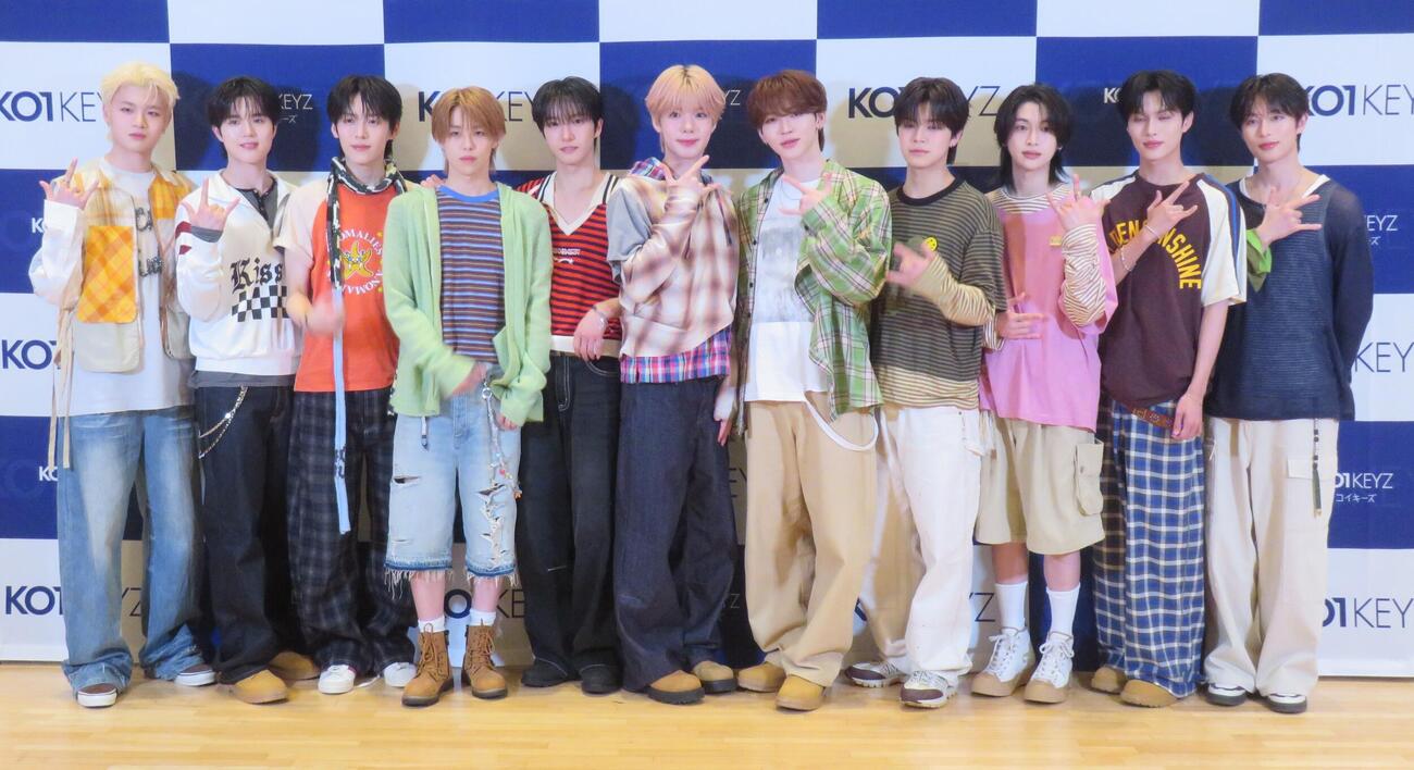 KO1KEYZの左からRYUJI、ISSA、SHINHAENG、TOWA、SIYOUNG、YOSHIKI、DAIKI、KOSUKE、KEITO、YURA、RYOGA（撮影・松本久）