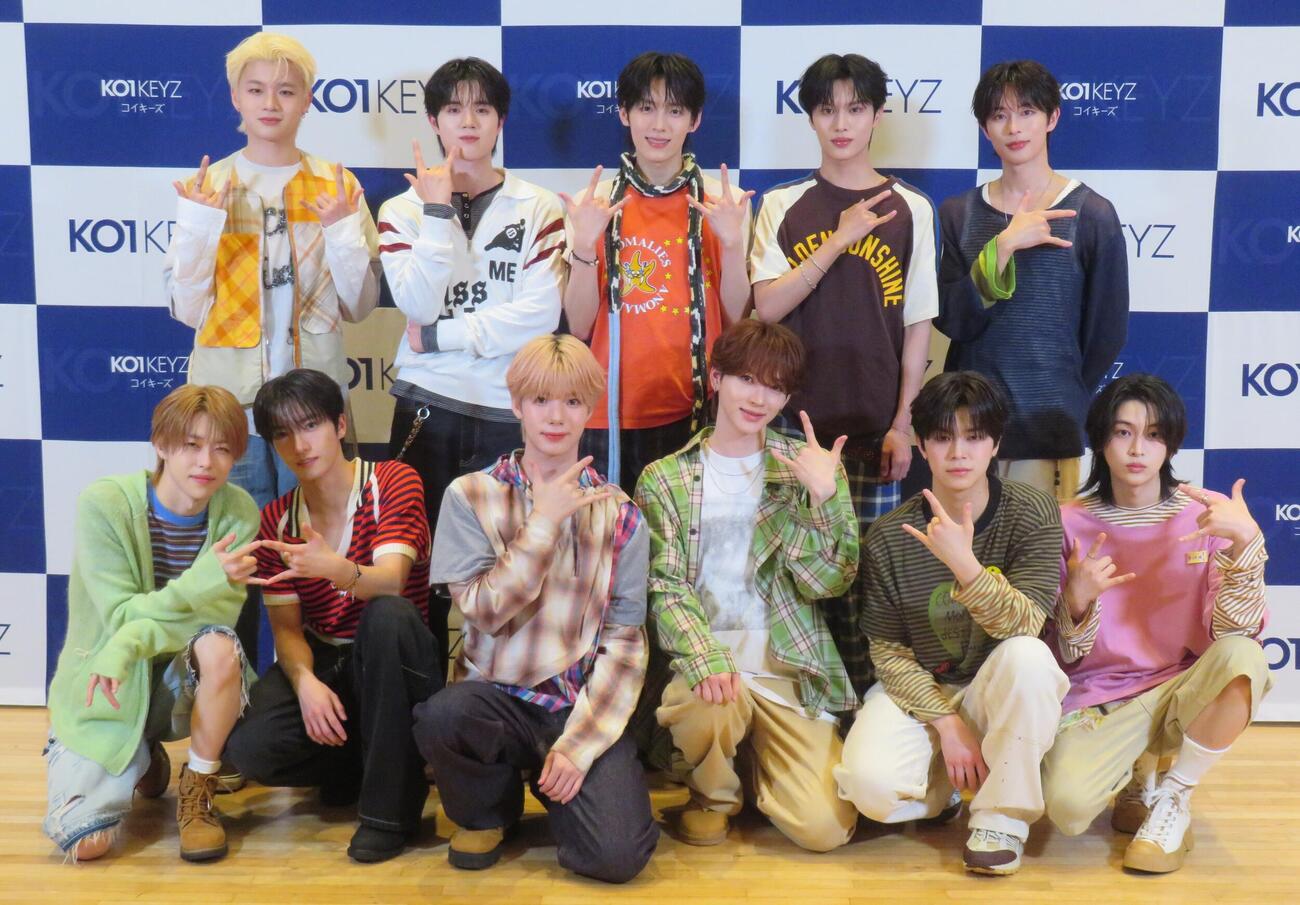 KO1KEYZ。前列左からTOWA、SIYOUNG、YOSHIKI、DAIKI、KOSUKE、KEITO、後列左からRYUJI、ISSA、SHINHAENG、YURA、RYOGA（撮影・松本久）