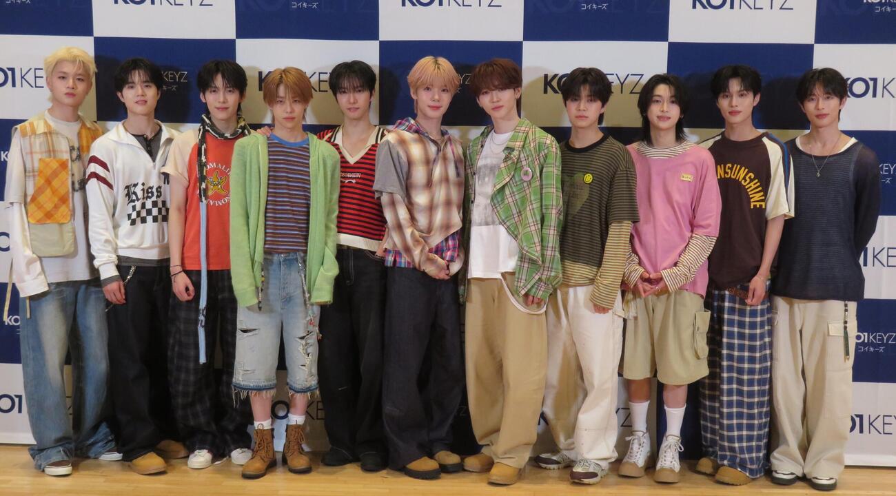 KO1KEYZの左からRYUJI、ISSA、SHINHAENG、TOWA、SIYOUNG、YOSHIKI、DAIKI、KOSUKE、KEITO、YURA、RYOGA（撮影・松本久）

