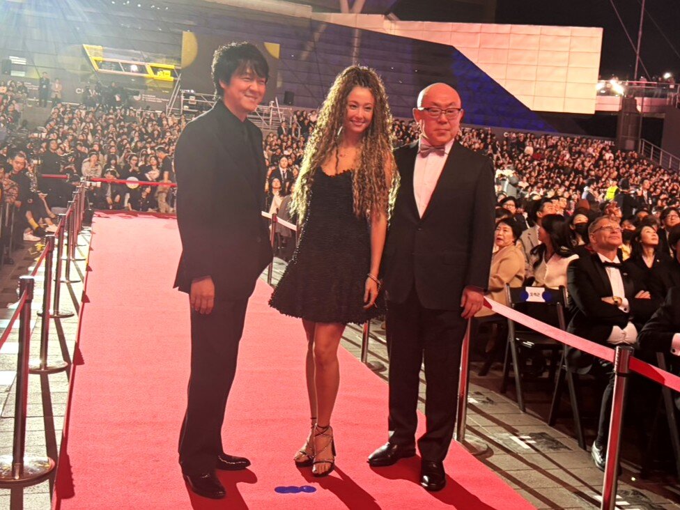 釜山国際映画祭のレッドカーペットに登場した、左から丸山隆平、沢尻エリカ、佐藤佐吉監督